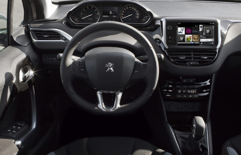 Интерьер хэтчбека Peugeot 208
