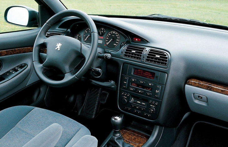 Передняя панель седана Peugeot 406 после рестайлинга (1999–2004)
