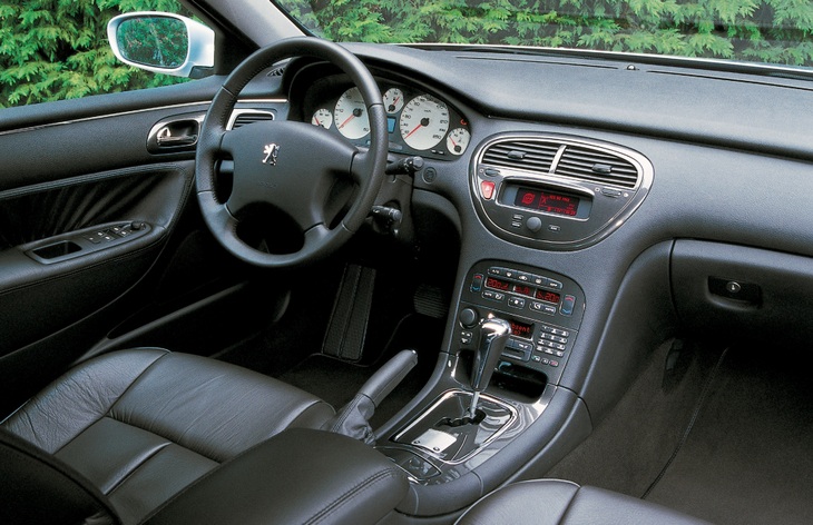 Интерьер седана Peugeot 607, 2000–2010