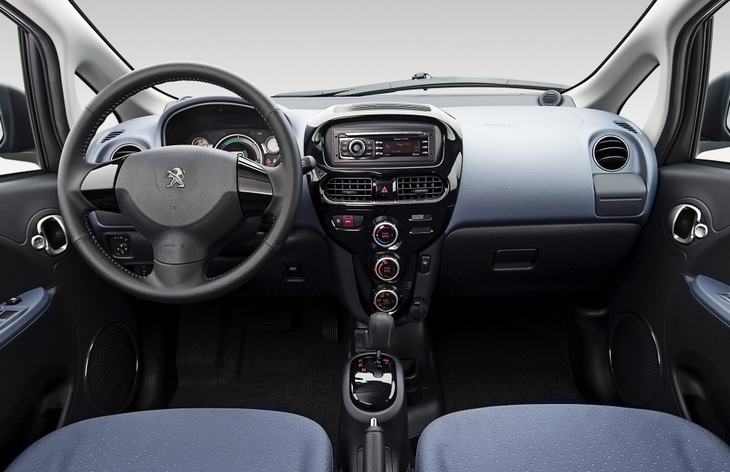 Интерьер хэтчбека Peugeot iOn, 2010–2012