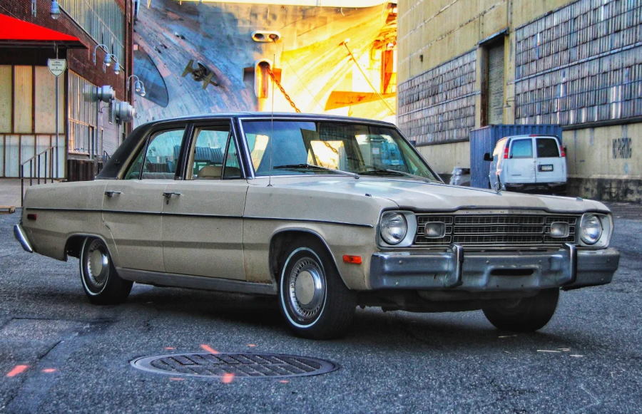 Седан Plymouth Valiant четвёртого поколения