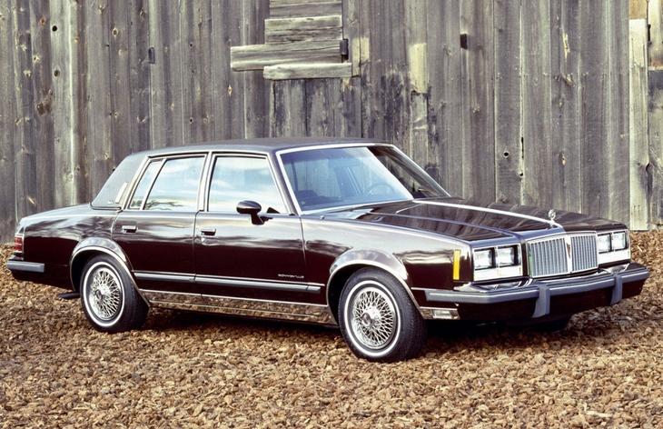 Седан Pontiac Bonneville седьмого поколения, 1982–1986