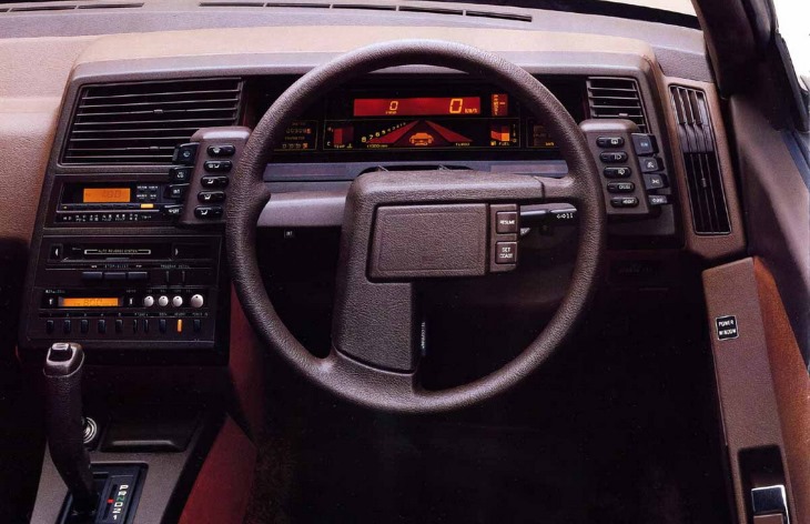 Передняя панель купе Subaru Alcyone, 1985–1991