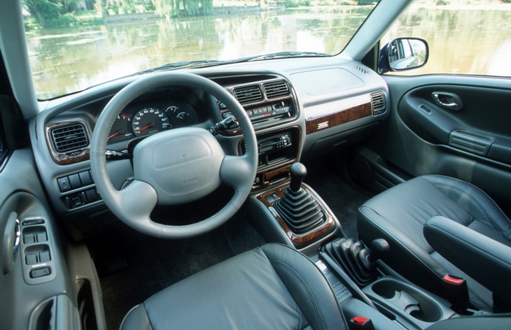 Интерьер внедорожника Suzuki Grand Vitara первого поколения, 1998–2005