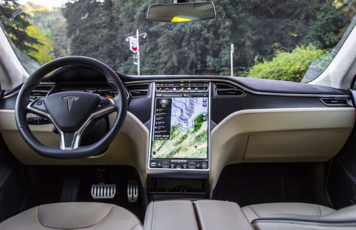 Интерьер хэтчбека Tesla Model S