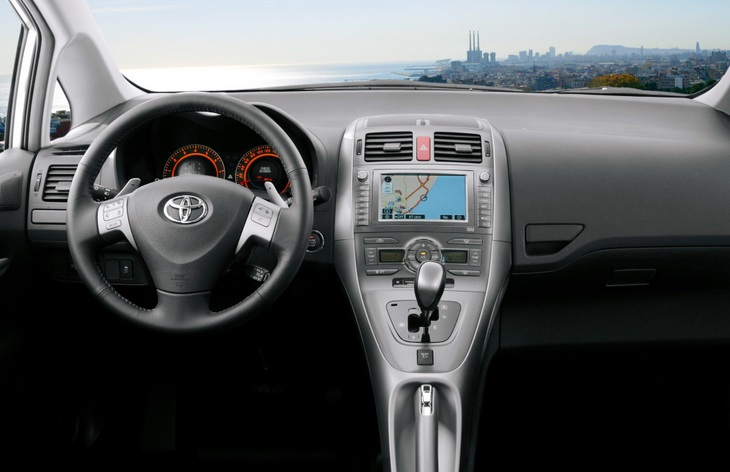 Интерьер хэтчбека Toyota Auris первого поколения, 2006–2010