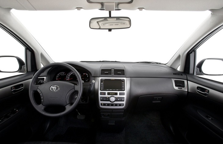 Интерьер минивэна Toyota Avensis Verso, 2001–2009
