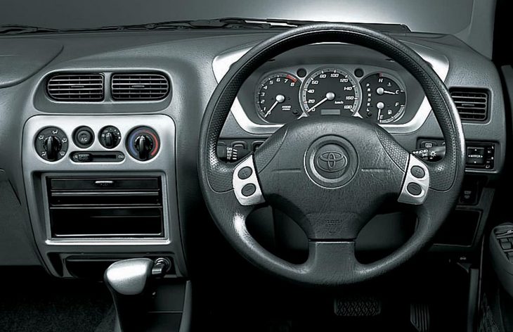 Интерьер внедорожника Toyota Cami, 1999–2006