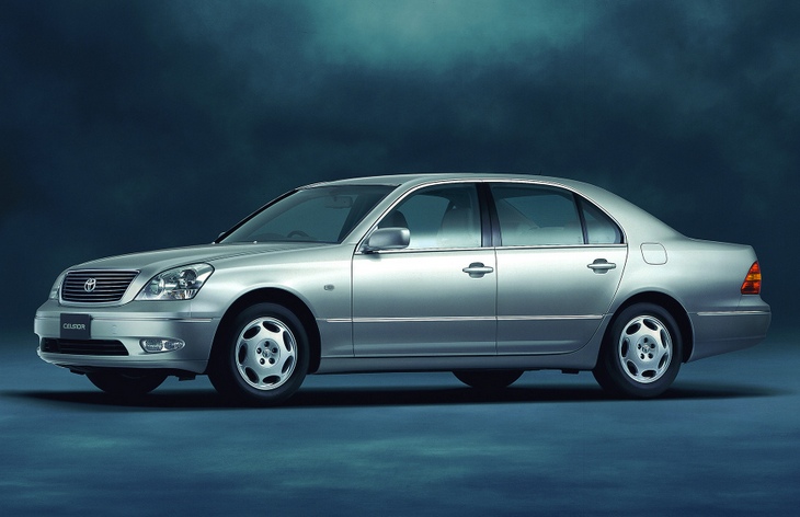 Седан Toyota Celsior третьего поколения (2000-2006)