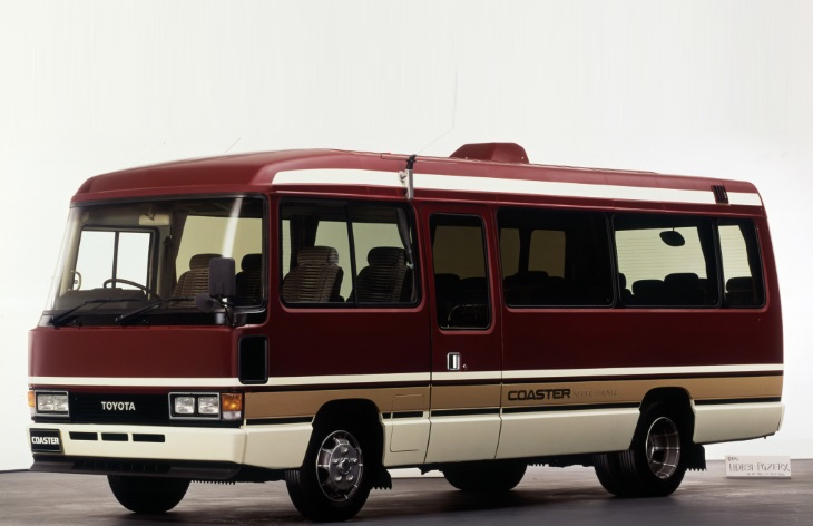 Автобус Toyota Coaster второго поколения