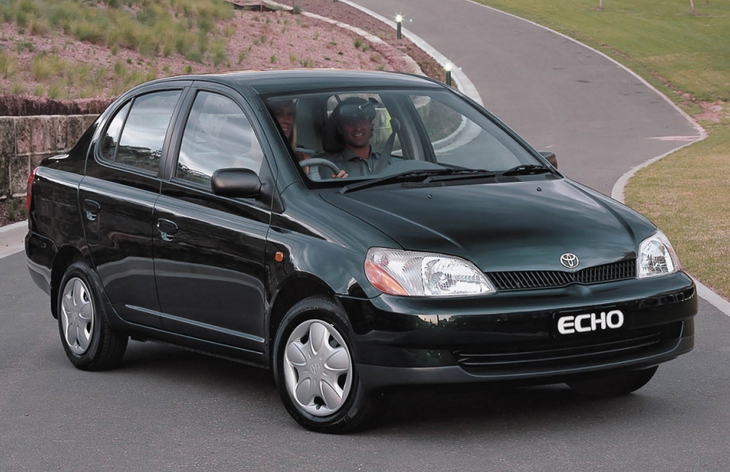 Седан Toyota Echo (2000–2003)