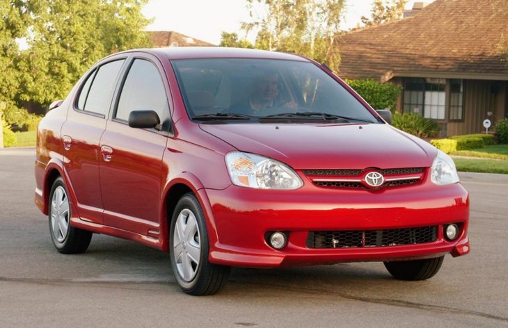Седан Toyota Echo после рестайлинга (2003–2005)