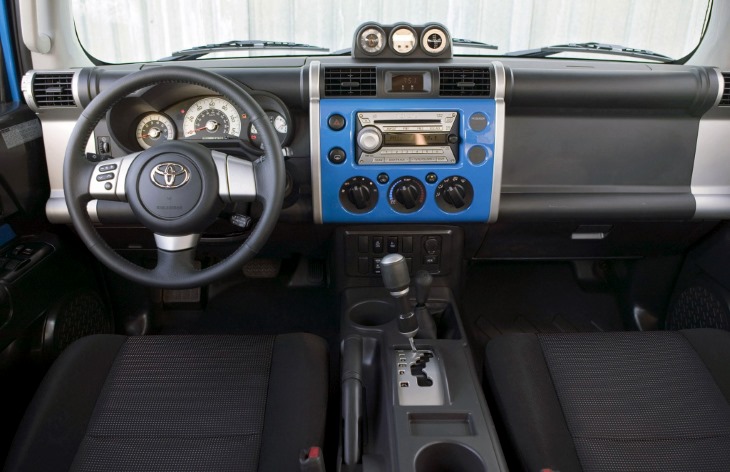 Интерьер внедорожника Toyota FJ Cruiser