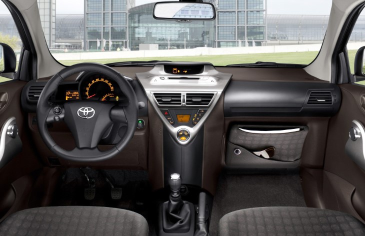 Интерьер хэтчбека Toyota iQ, 2008­-2015
