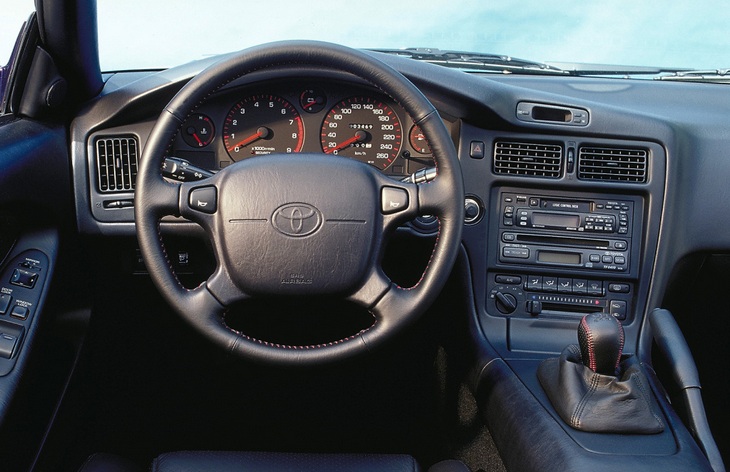 Интерьер купе Toyota MR2 второго поколения, 1989–1999