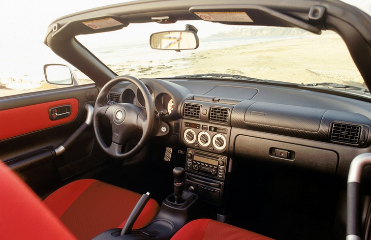 Интерьер родстера Toyota MR2 третьего поколения, 1999–2007