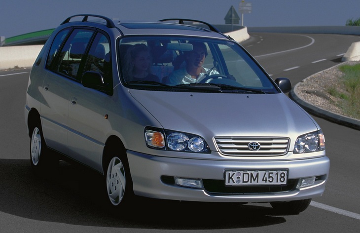 Минивэн Toyota Picnic первого поколения, 1996–2001