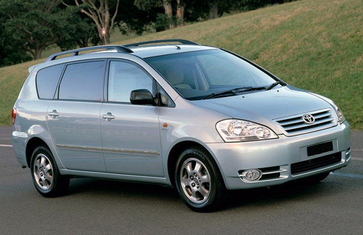 Минивэн Toyota Picnic второго поколения, 2001–2009