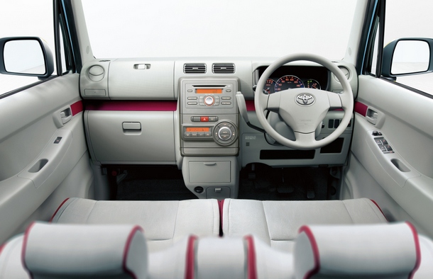 Интерьер хэтчбека Toyota Pixis Space, 2011