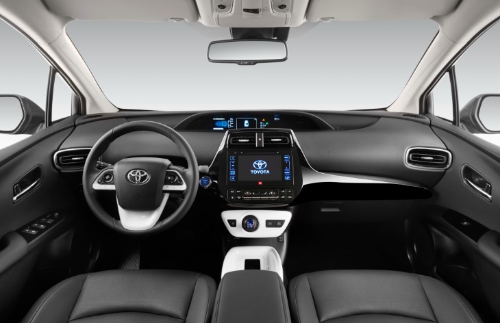 Интерьер хэтчбека Toyota Prius