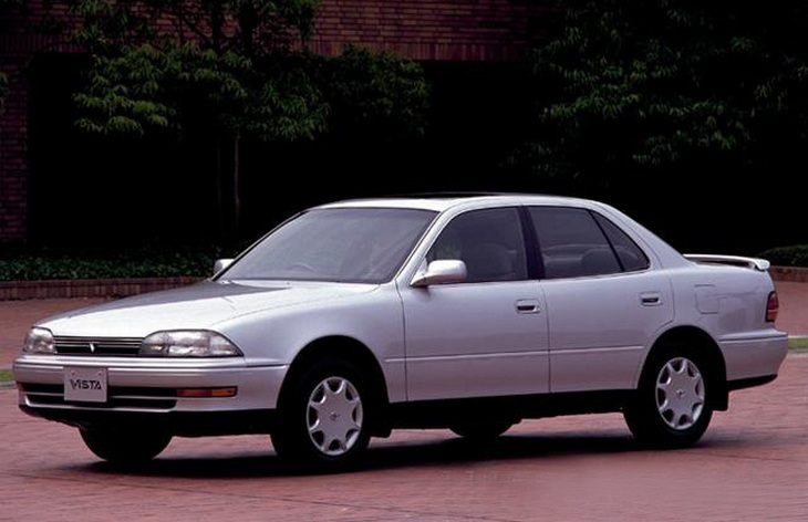Седан Toyota Vista третьего поколения (1990-1994)