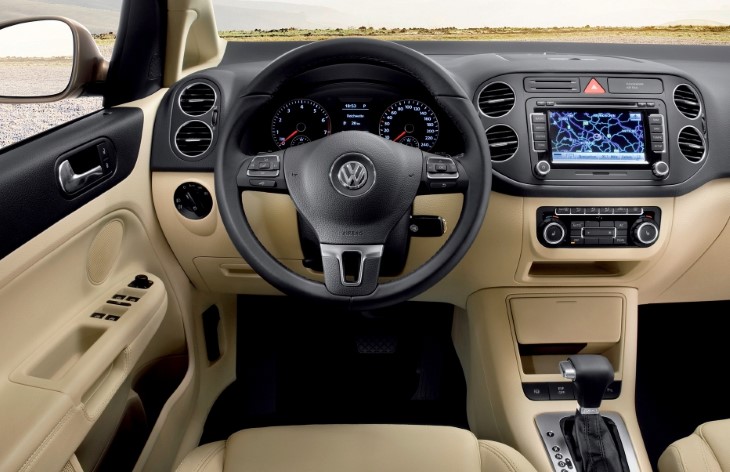 Интерьер хэтчбека Volkswagen Golf Plus после рестайлинга, 2008-2014