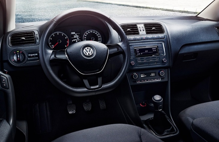 Интерьер седана Volkswagen Polo