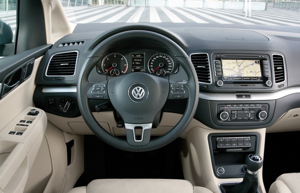 Интерьер минивэна Volkswagen Sharan