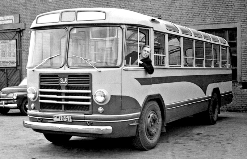 Выпущенная небольшим тиражом туристическая модификация ЗИЛ-158А (1957–1959): такие машины отличались компоновкой салона и наличием дополнительных окошек в крыше