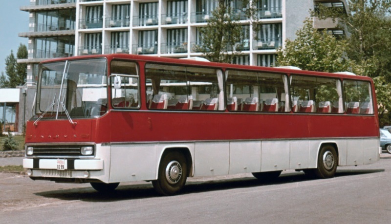 Прототип первой модели семейства, автобус Ikarus 250 дебютировал в 1967 году