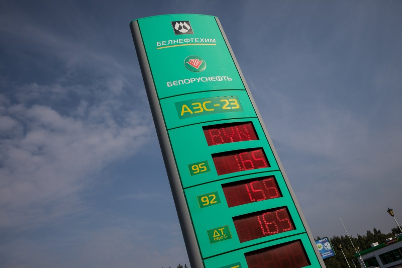 Бензин АИ-95 стоит почти 52 российских рубля по текущему курсу