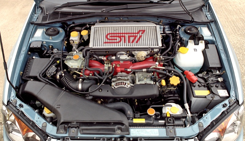 Двигатель EJ20 под капотом Subaru Impreza WRX STi 2004 год