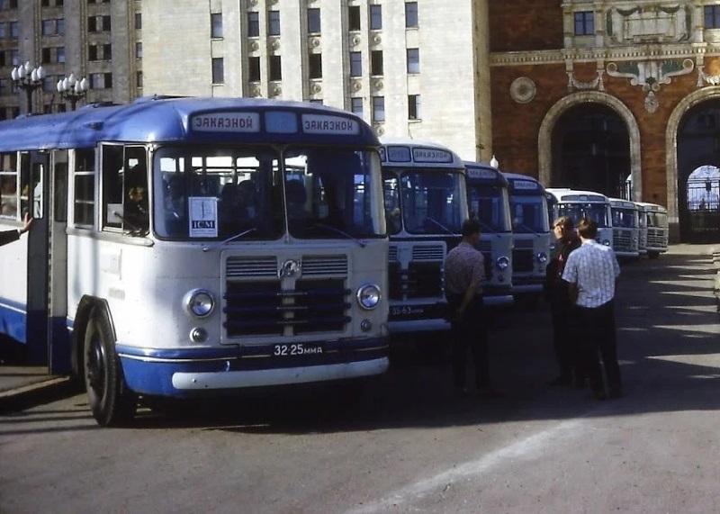 Автобусы ЗИЛ-158 у здания МГУ, 1966 год
