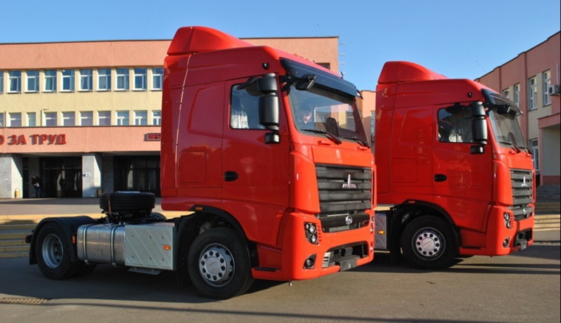В конце марта две машины красного цвета передали очередному заказчику — фермерскому хозяйству из Брестской области