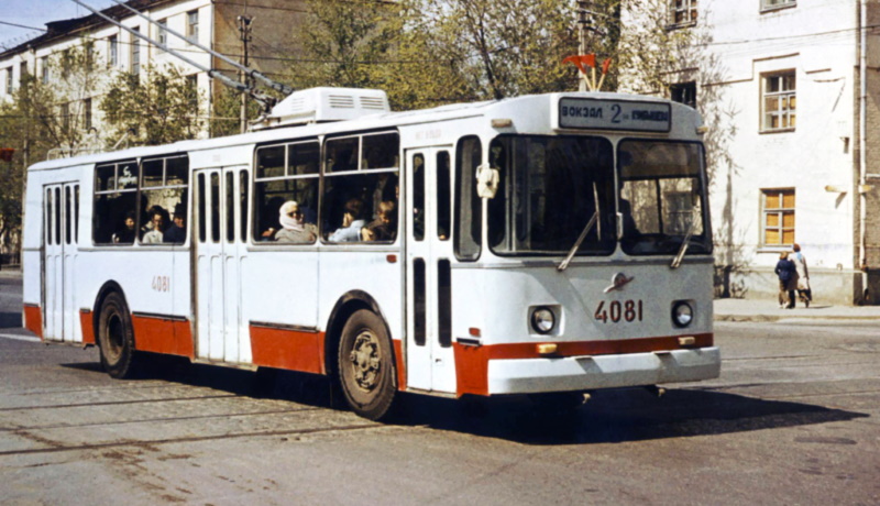 Троллейбус ЗиУ-682