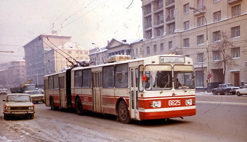 Сочленённый троллейбус ЗиУ-683Б на Проспекте Мира, Москва, 1988 год