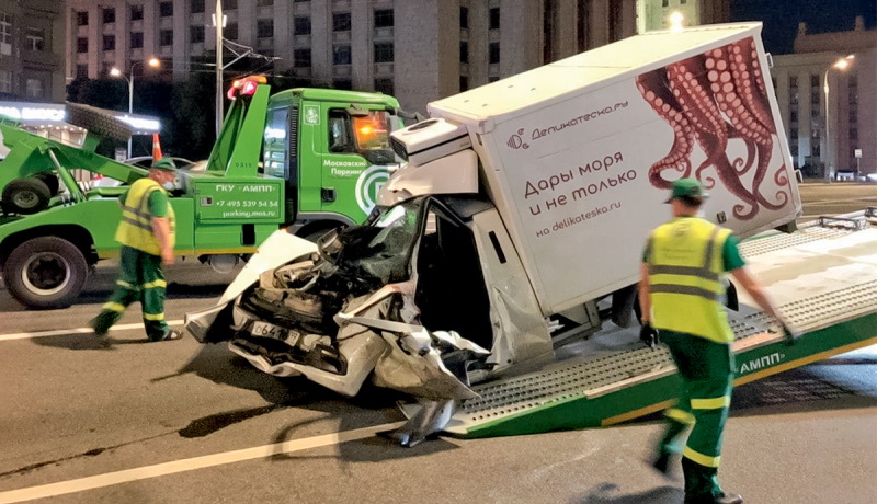 Ставшая знаменитой авария произошла в Москве 8 июня, водитель фургона скончался в больнице от полученных травм