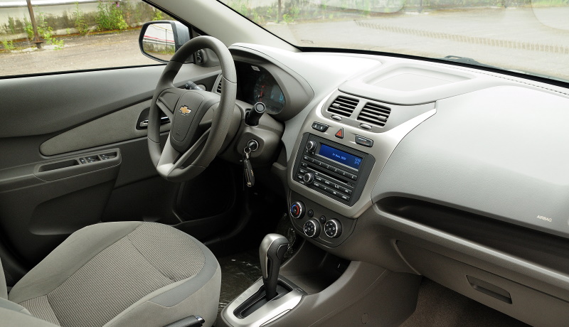 Интерьер седана Chevrolet Cobalt: здесь есть даже CD-магнитола