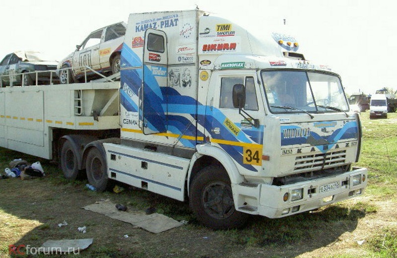 РИАТ-КамАЗ-54112М в роли транспорта для гоночных машин