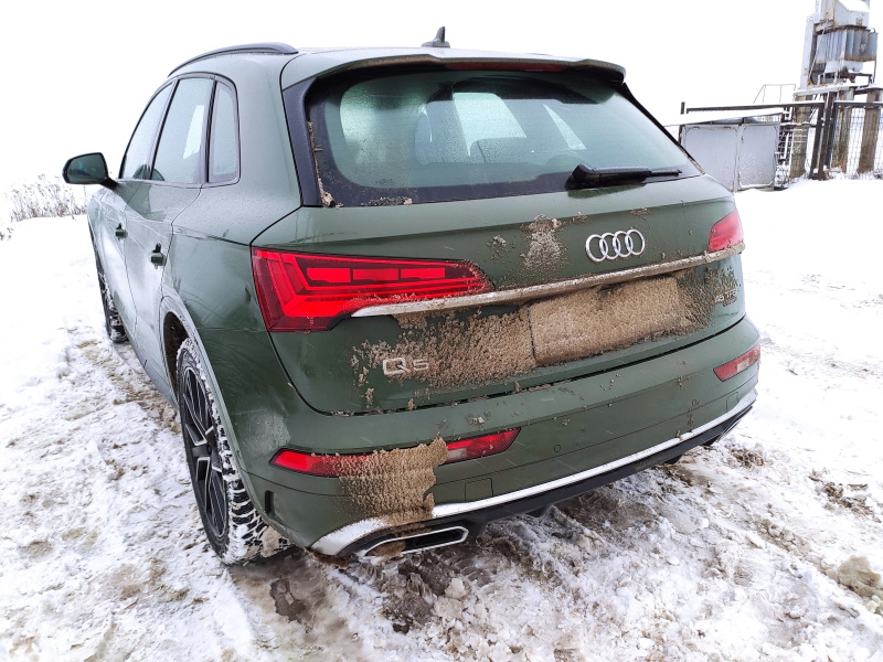При езде по снежно-грязевой каше автомобиль забрызгивает номерной знак и объектив камеры, но бережёт от чрезмерного загрязнения заднее стекло