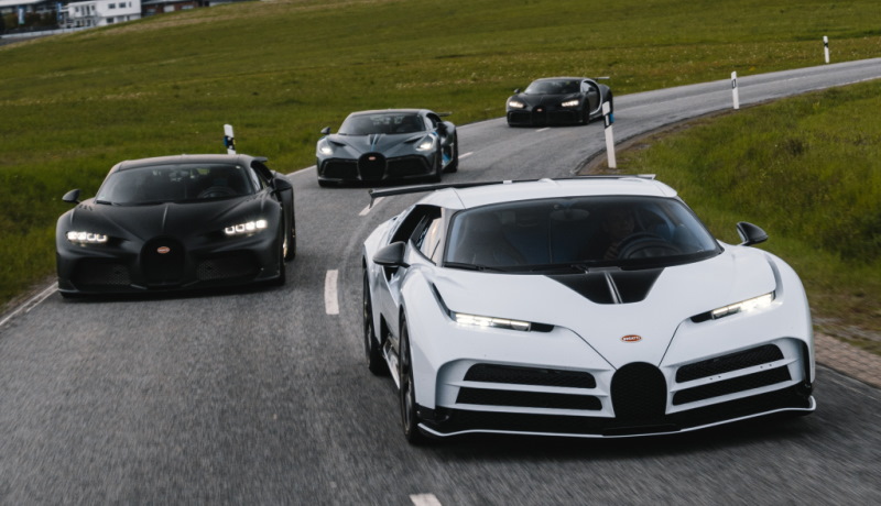 Также в следующем году компания сделает десять экземпляров эксклюзивного купе Bugatti Centodieci (светлый автомобиль на переднем плане)