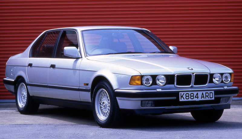 Седан BMW 750i 1987 года стал первым немецким автомобилем с мотором V12 в послевоенной истории. У «Мерседеса» такой двигатель появился лишь спустя несколько лет на S-классе серии W140