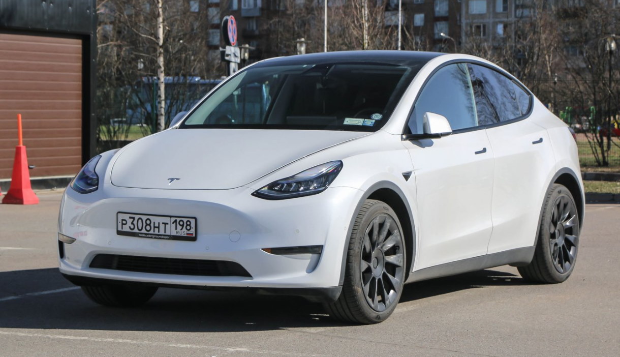 Tesla Model Y — самый популярный новый электромобиль в России (фото Platesmania.com)