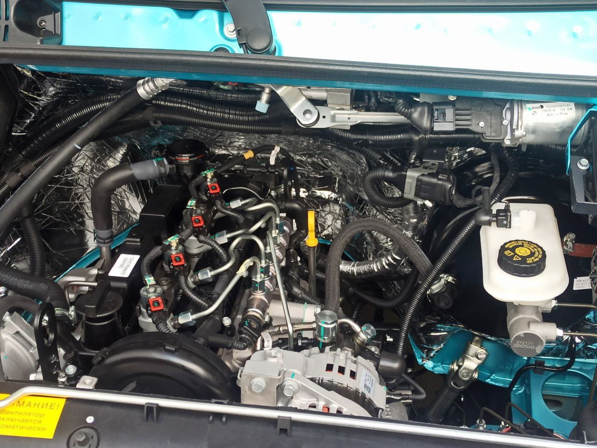 Двигатель GAZ G31 под капотом фургона «Соболь НН»