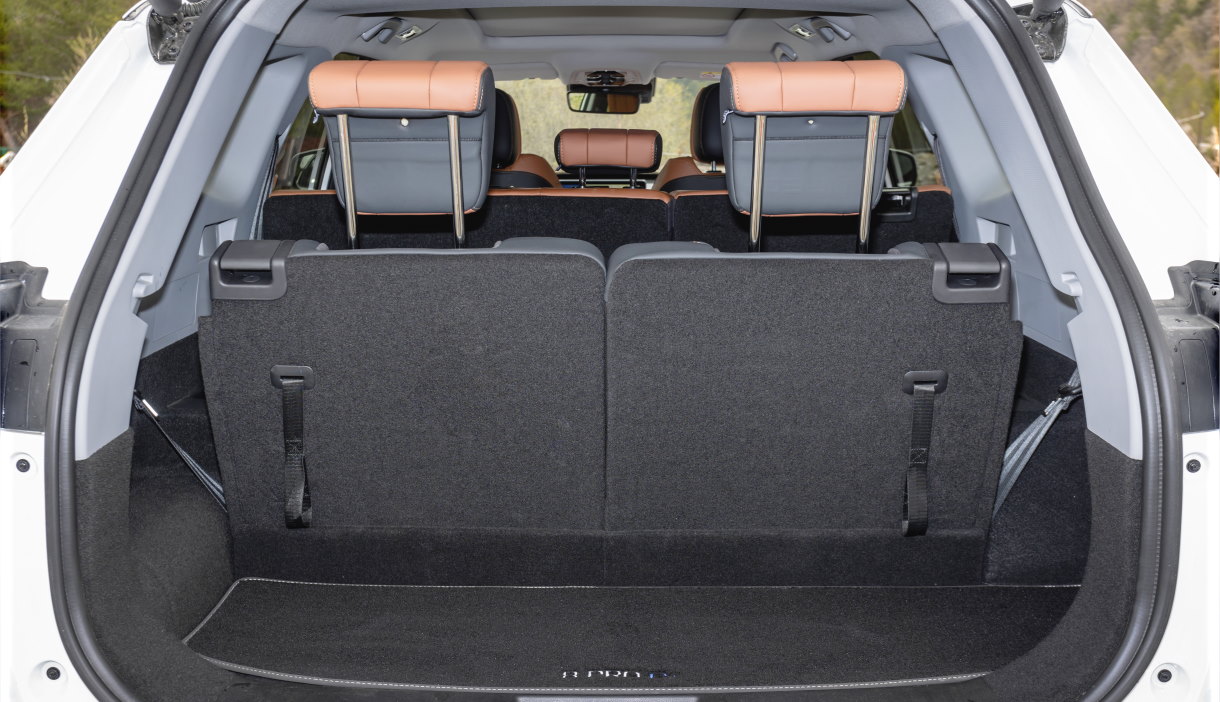 Даже в семиместной конфигурации багажника хватит для повседневных нужно, а при необходимости сиденья третьего ряда можно сложить в «ровный пол»