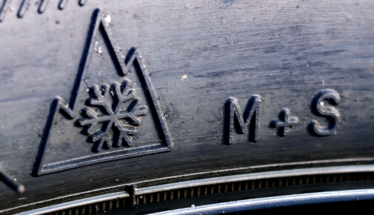 Гравировка цифры на резине. Знак шины. Шины в Германии зимой. Штраф за зимнюю резину.