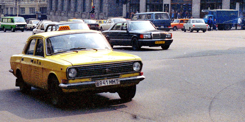 Какие автомобили ездили по Москве в 1991 году — много фото