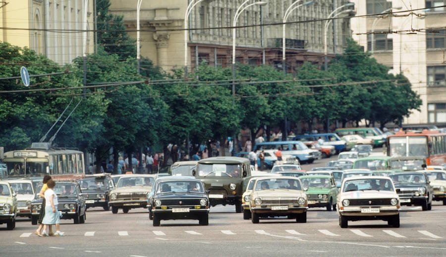 Какие автомобили можно было увидеть в центре Москвы в 1988 году? Вот несколько фото