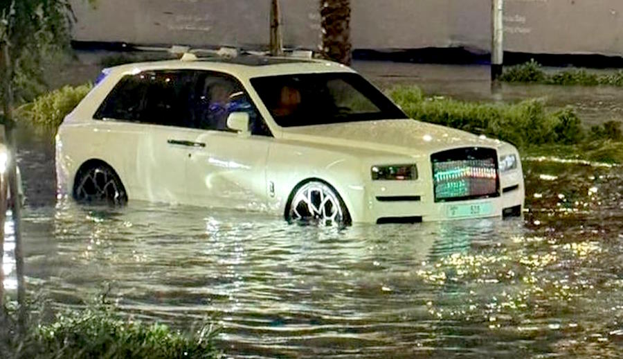 Автомобили на затопленных улицах Дубая