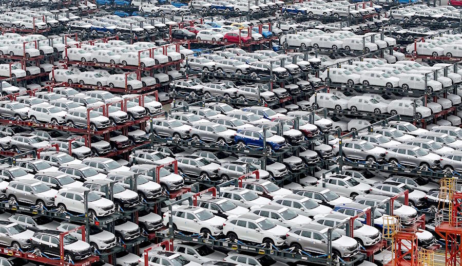 В европейских портах скопились тысячи непроданных электромобилей из Китая